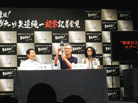 まずは、かつて日本で発売された、おもちゃのユリ・ゲラースプーンを当人が…。簡単にグニっと曲がる代物だ