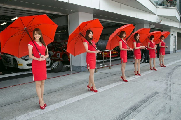フェラーリレッドが眩しいレースクイーンたちもイベントに華を添えた!