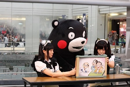 紙芝居では、「部屋の空気をキレイにする」、「転んでもけがが少ない」、「畳の部屋で計算問題を解いた方が回答率が14.4%UP。集中力が持続する」など効能を紹介。くまモンも、へえぇ~~?