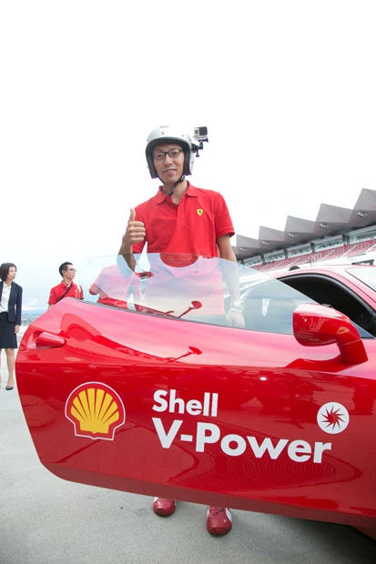 フィジケラの運転するフェラーリに同乗し、サーキット走行したYAM君は興奮気味