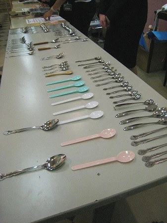 会見の受付では用意されたスプーンがずらり。プラスチック製は曲がるのか?