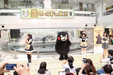 歌い終わって、みんなホッと一息。観客の写真撮る率がハンパなく、くまモン人気、おそるべし！