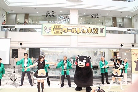 『畳ビズのうた』は「畳千年の歴史」を踏まえたフリで、お辞儀のポーズから始まり、畳のいやし効果から畳職人が畳を作る動きなどを取り入れているのだ！