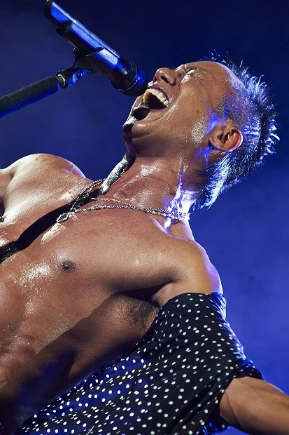 2014ツアーの最新ライブで熱唱する長渕