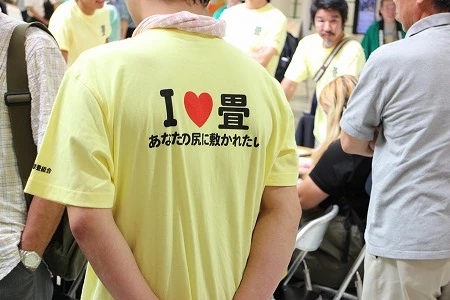 こんなTシャツ姿でスタッフたちも迎えてくれた