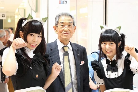 畳メイドwith全国畳産業振興会の神邉会長。注目すべきは会長のネクタイで、なんとコレも畳製!