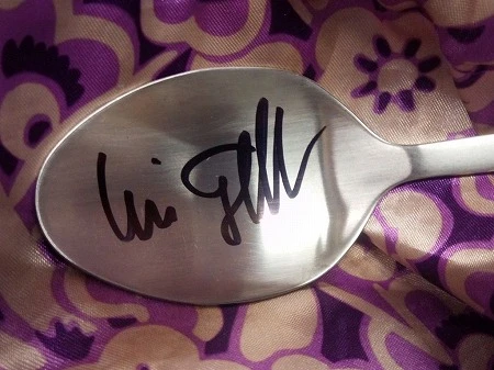 本誌女性記者のスプーンに書いてくれたゲラー氏のサイン。「本当に困ってたら売ってもいい(笑)」と言ってくれた。いい人だ!