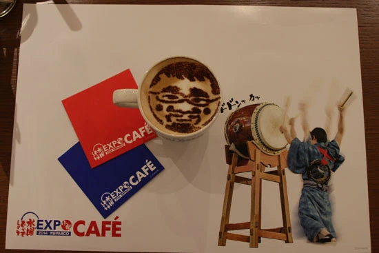 藤村ことヒゲ村の似顔絵ラテ「ヒゲラテ(ホットorアイス)」(680円)。ホットを手前から飲めば、憧れの藤村と熱い接吻を交わした気分? オーダーするとオリジナルコースターがどちらか1枚もらえる。入場者にはカフェ限定ペーパーランチョンマットをプレゼント