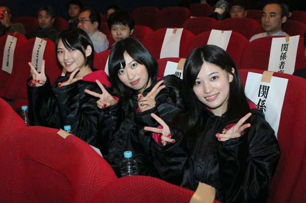 上映中は後のお楽しみとして衣装はまだ封印。ただし鑑賞中、暑かったのか高崎はちゃっかり上着を脱いでいた(笑)