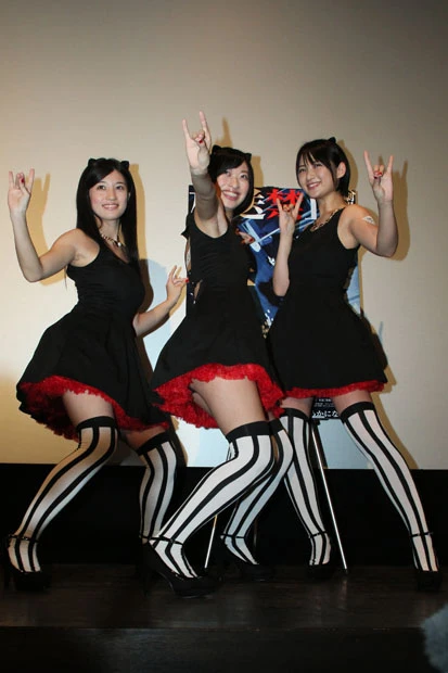 ファンらの撮影会中、次第にテンションが上がってきたのかなぜかプロレスラー・武藤敬司の「LOVEポーズ」を披露。以前、3人が共演したイベントで教わったから?