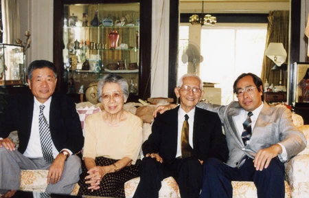 高杉さん(左)が和田勇・正子邸を訪ねたときの写真。右端の小林良廣氏は学生時代の海外放浪中に出会った和田氏にかわいがられ、後に実業家に。和田氏は本当に面倒見がよかったのだ