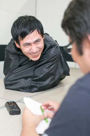 インタビューが始まると、おもむろにボストンバッグへ収納されたスカパー伊東さん。正直、やりづらいです……。