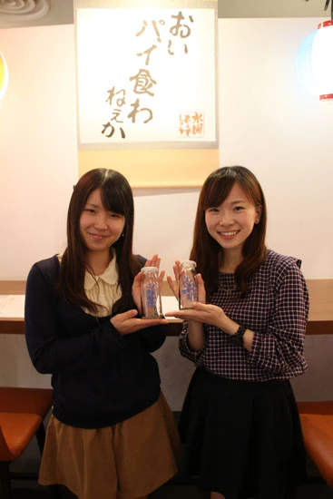 30代前後のファンが多いなか、22歳のファンふたり。手に持っているのは「岩手対決 牛乳」を頼むともらえるオリジナル牛乳瓶