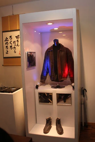 「サイコロの旅3」で大泉が自前の衣装として着ていた「バレンチノ」の革ジャンも展示。有名ブランド「ヴァレンチノ」ではないことに気付かず、韓国で約3万円で購入し、自慢げに披露していた伝説の革ジャンだ