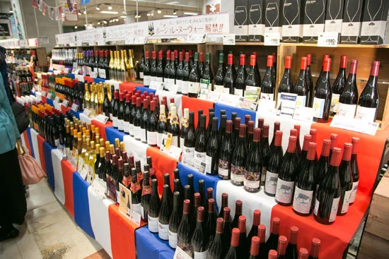 ずら~っと並ぶ100種のボージョレ。イベント終了と同時に観客らも購入していた