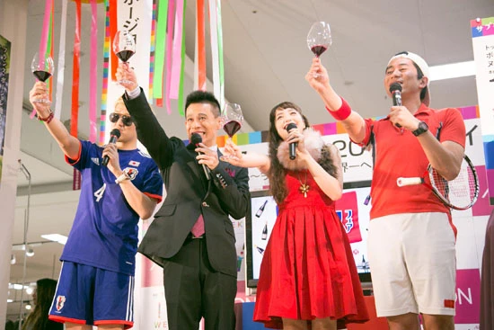 深夜にも関わらず押しかけた観客150人と乾杯