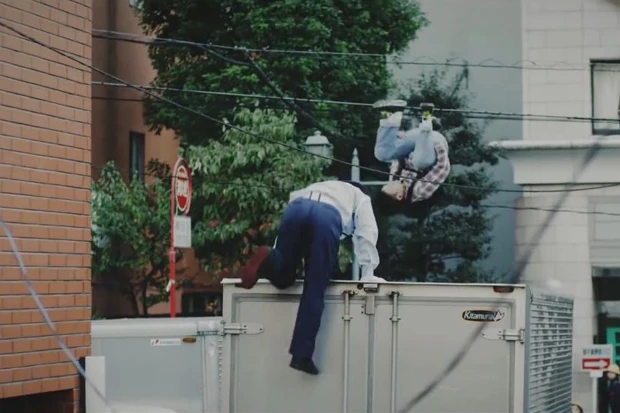 走行するトラックから回転しながら落下するShuto