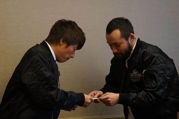 まずは会議の冒頭で淳さんにご挨拶。週プレNEWSの名刺を受け取っていただきました。