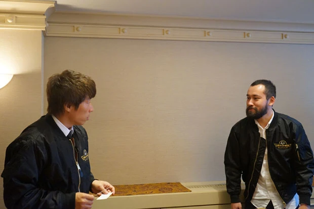 参戦表明満々でやって来たオブチの不敵な笑みに、若干ヒキ気味の淳さん。