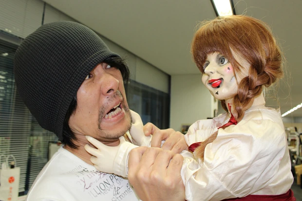 「掲載しなかったら呪うわよ~」と編集長の首を絞めるアナベルちゃん