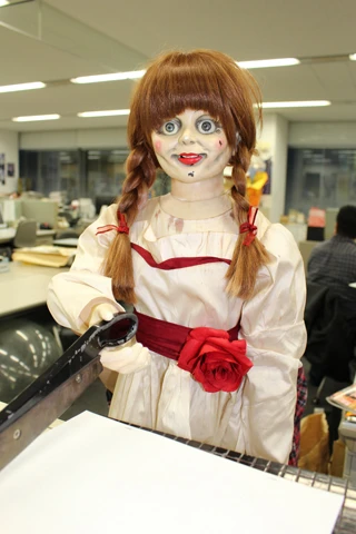 編集部の裁断機でいたずらをスタートするおちゃめなアナベルちゃん
