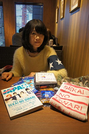 ふたりの娘とともにセカオワにハマる主婦のタカエさん(50歳)。「右腕につけたワッペンはセカオワのファンクラブの証なんだけど、今じゃ入手できないレアものなんですよ！」