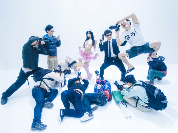 こちらはコミケでのあるあるシーンを再現した『得るもの失うもの』。レイヤーを狙う男性陣全員がパンチラするカオス。撮影/ユッーキー