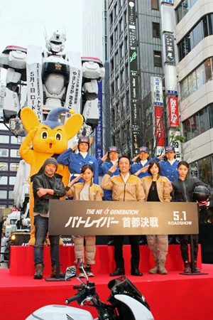 ピーポくんに隠されてしまったが機体にはナンバーも付け、原作通り忠実に再現(左手前から)押井守監督、真野恵里菜、筧利夫、太田莉菜、森カンナ