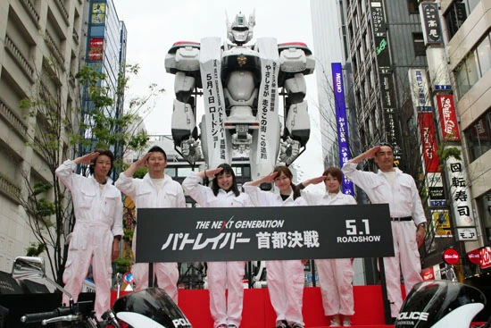  東北から九州まで運搬してきた整備班スタッフたち