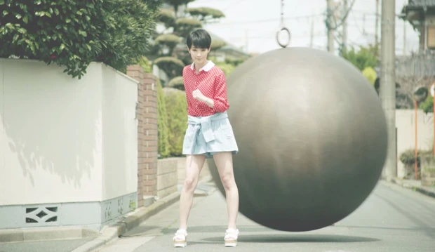 ドヤ顔の剛力さんの背後には定番の巨大鉄球が!