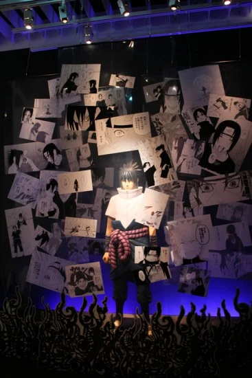 サスケの等身大フィギュアの周りには彼の記憶をフラッシュバックさせるように登場シーンのコマを配置