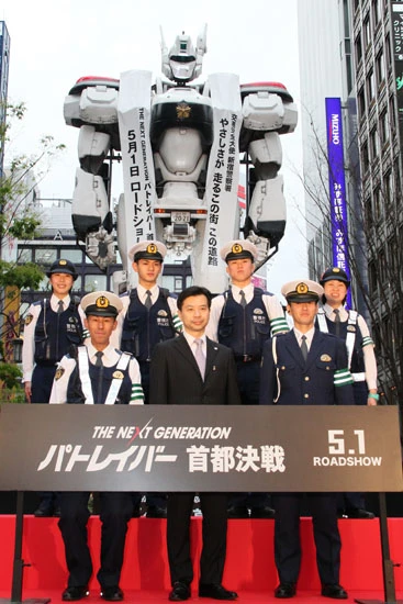  イベント終了後、予定にはなかったが、せっかくならと始まった警官らとイングラムの撮影