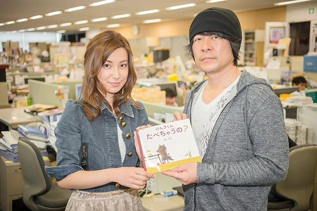 「美人すぎる絵本作家」が編集部を来訪、「週プレNEWS」貝山弘一編集長と記念のツーショット