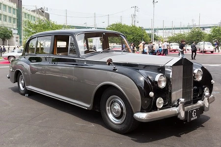 トークショーの会場まで、デヴィ夫人らを乗せたロールスロイスのクラシックカー