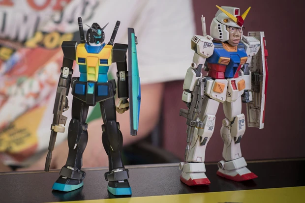 片桐さんのオリジナル愛機。ネガポジ反転でトリコロールカラーになるネガティブガンダム(左)、片桐フェイス搭載のジンダム(右)