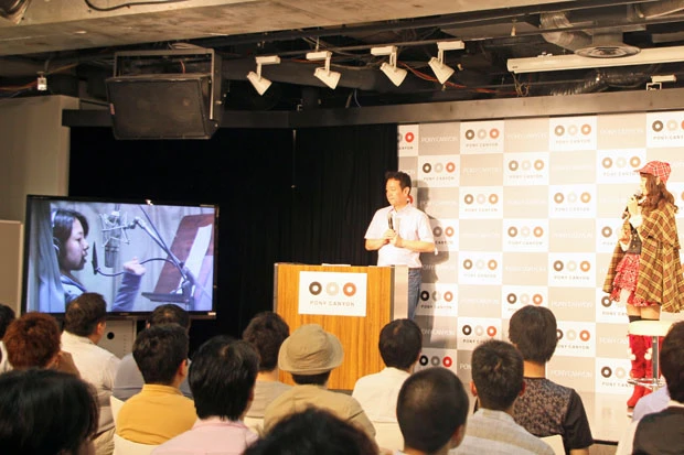 ファンを前にレコーディングの様子を見ながらその時を振り返る中村