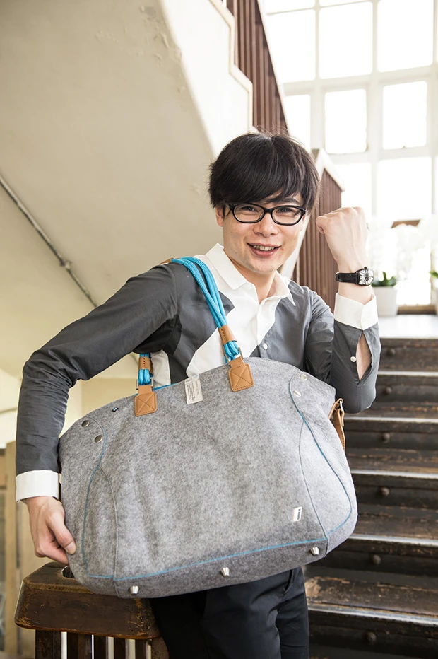 車を買った記念にBMWからもらったカバン。左手には、とんねるずの番組で買わせられた高級時計フランク・ミュラー(68万円強)。