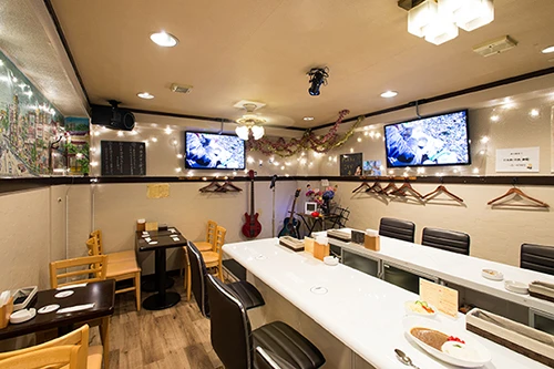 大型スクリーンが三台も。歌う環境をそろえてます!