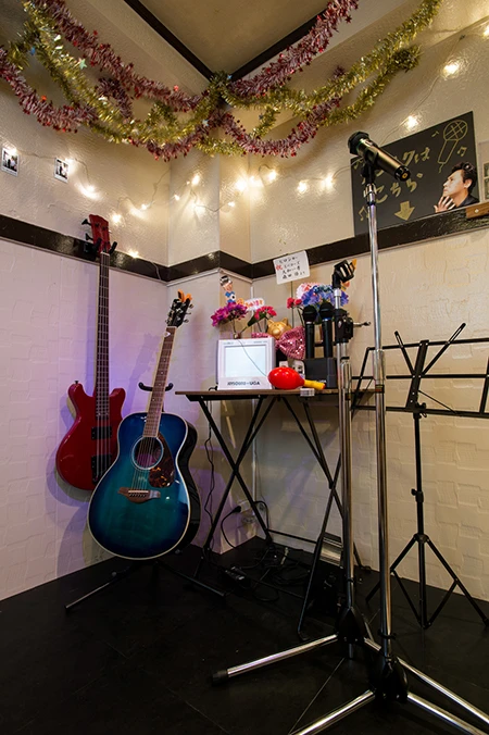 ステージ。マイクスタンドもあります! 青いギターはベッキーの母親からの贈り物らしい。