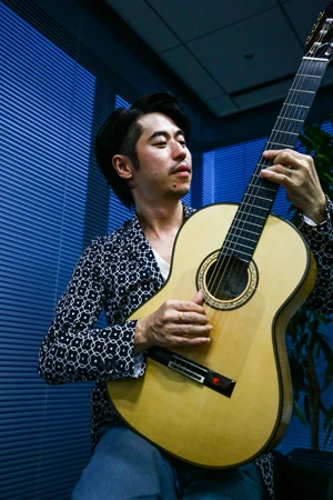 インタビュー後のフォトセッションでは、満ち足りた表情でギターを爪弾いてくれた。優しい音色に取材陣もうっとり