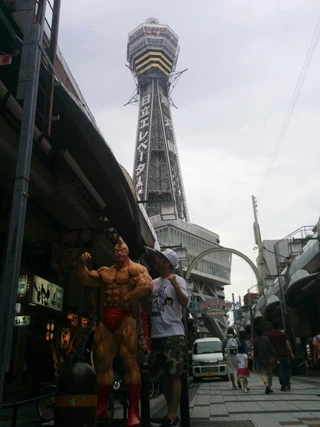 新世界の商店街には至るところに正義超人が!