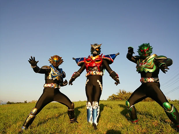 写真中央は東北合神ミライガー。左側が虎、右側が龍をモチーフに造形した海外展開用ワールドミライガー(海老名氏提供)