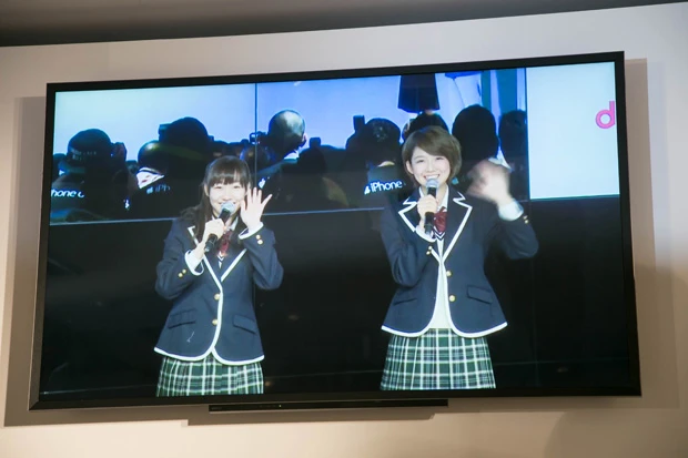 名古屋からの中継で手を振るSKE48の須田亜香里と磯原杏華