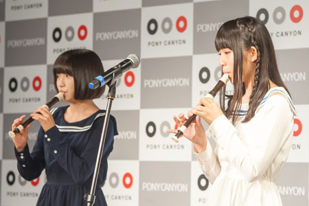 楽曲中のリコーダーパートで演奏する吉田凜音(左)と蒼波純(右)
