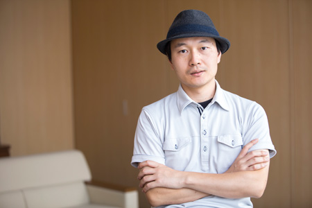 「赤塚不二夫らとのゆるやかな関係の中に身をおいたタモリの生き方こそが、今後の日本社会の参考になる」と語る近藤氏