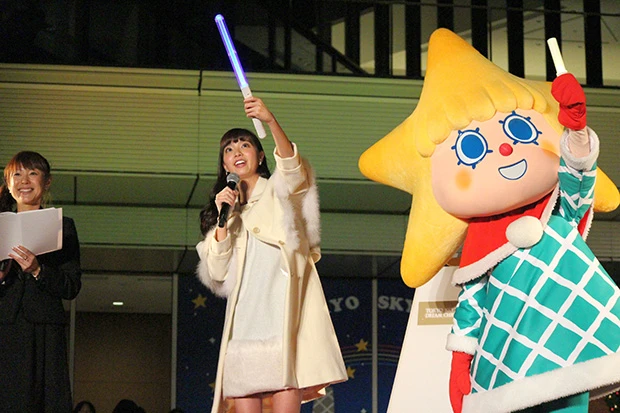 点灯時の合図を練習中、愛優ちゃんのライティング棒だけ色が変わらず、こんなおちゃめな表情も