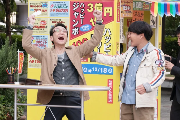  本日１１月２０日（金）放送の第５話では、吹越満さん（左）演じる佐々木課長が「余命半年」を告げられて…！？