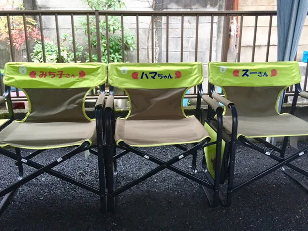  西田さんがプレゼントしたという、キャスト３人お揃いの現場椅子。かわいい！！