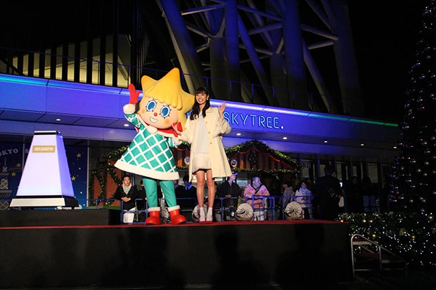 ソラカラちゃんと靴の色がおそろ（笑）。この優愛ちゃんのスタイルには会場を訪れた女子高生たちがため息＆「かわいい」を連呼していた