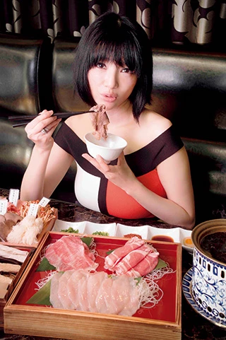 右の壷状の入れものに入った秘伝のブラックスープで30種のキノコと高級肉をしゃぶしゃぶして食べられ、シメのきのこ麺が最高な宝茸黒湯(ほうじょうへいたん)コース(6800円)がオススメ